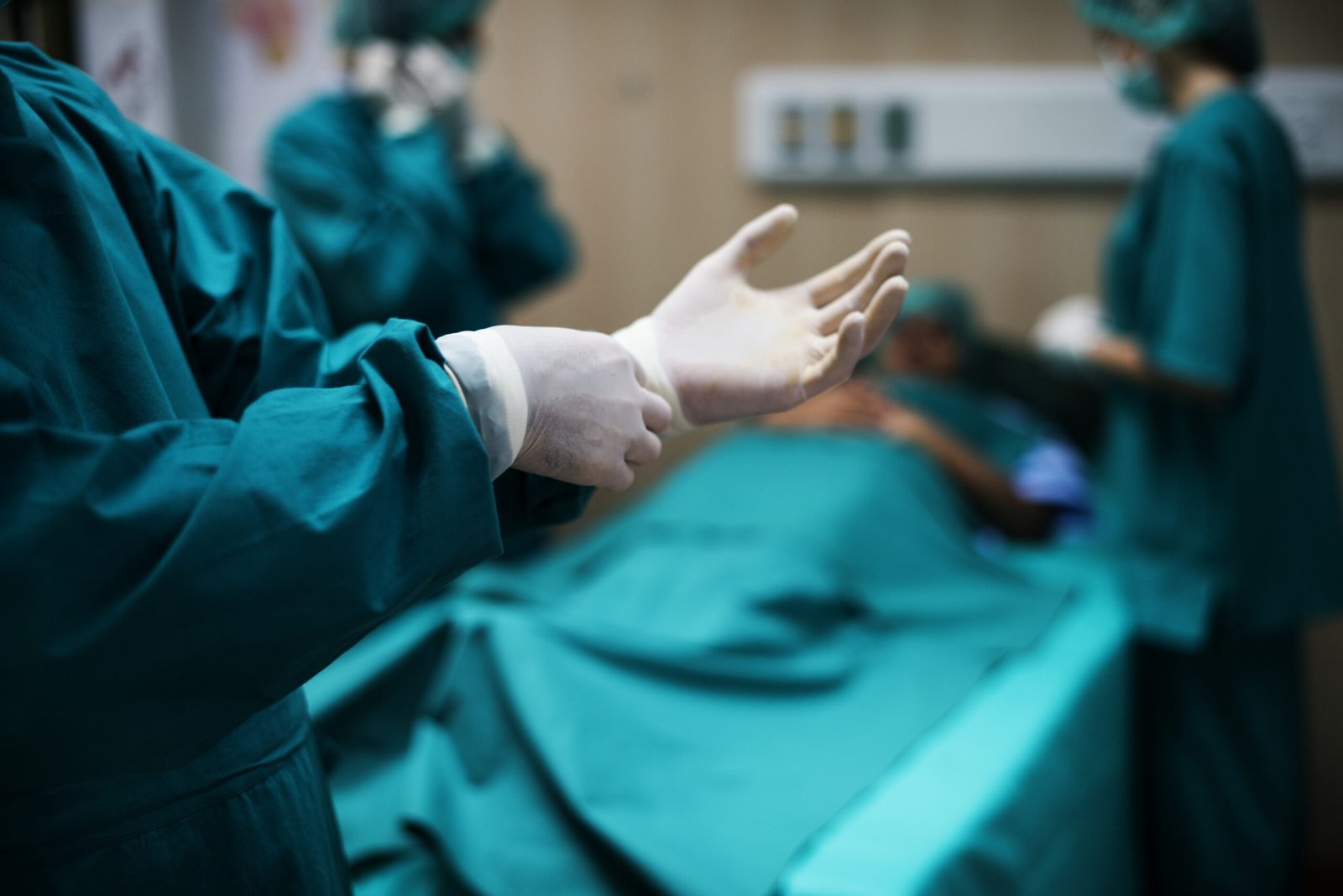 Como é realizada a cirurgia do implante coclear