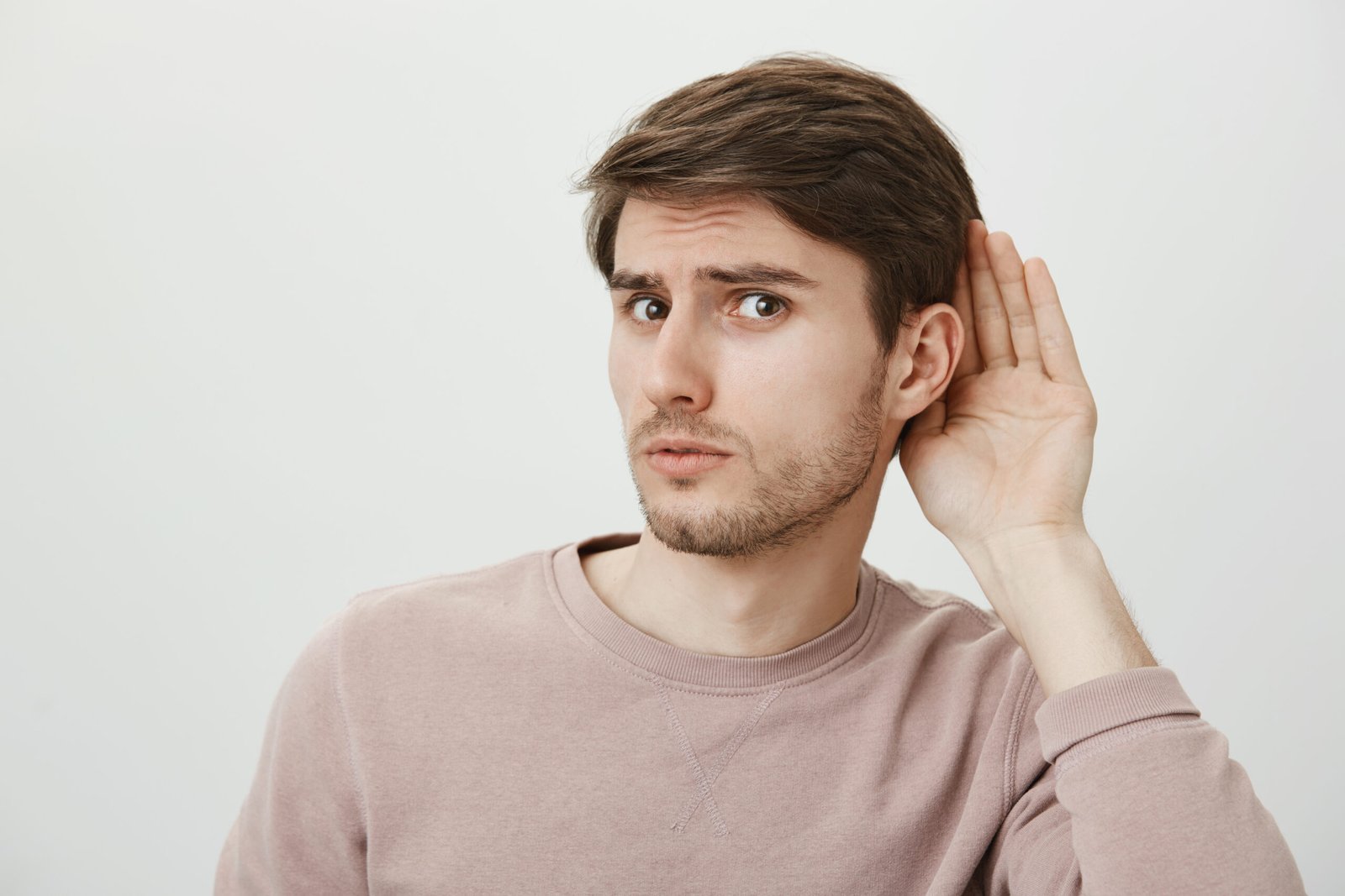 Implante coclear ou aparelho auditivo